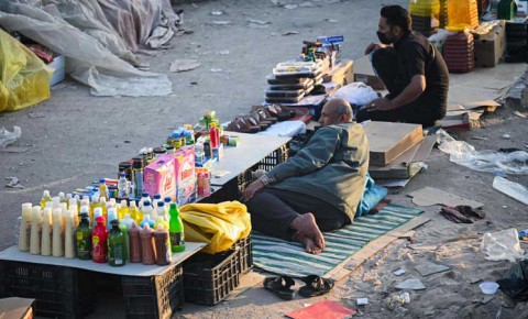 باعة إيرانيون جوّالون يقصدون جنوب العراق هربا من الأزمة الاقتصادية باعة إيرانيون جوّالون يقصدون جنوب العراق هربا من الأزمة الاقتصادية