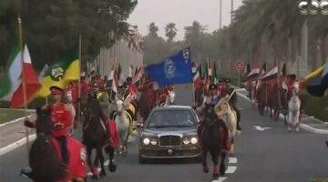 بالخيول والأعلام.. موكب مهيب للرئيس السيسي عند وصوله إلى الكويت (فيديو)