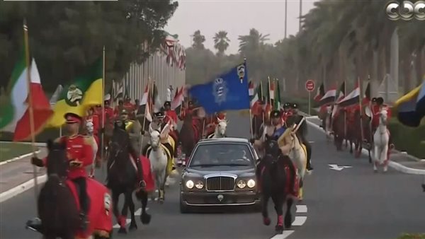 بالخيول والأعلام.. موكب مهيب للرئيس السيسي عند وصوله إلى الكويت (فيديو) بالخيول والأعلام.. موكب مهيب للرئيس السيسي عند وصوله إلى الكويت (فيديو)