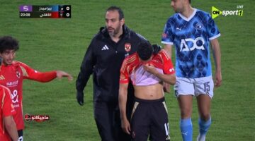 بالدموع.. يحيي عطية الله يغادر أرضية ملعب مباراة الأهلي وبيراميدز