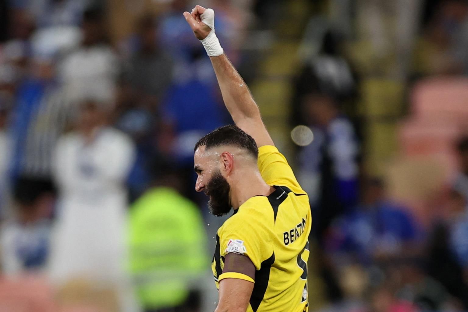 بالصور.. بنزيما يخلع قلوب جماهير اتحاد جدة بالصور.. بنزيما يخلع قلوب جماهير اتحاد جدة