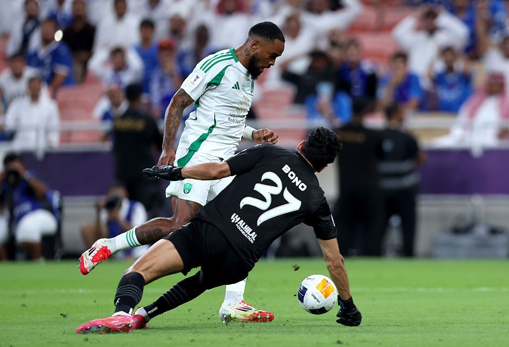 بالصور.. بونو يشتبك مع لاعب الأهلي بالصور.. بونو يشتبك مع لاعب الأهلي