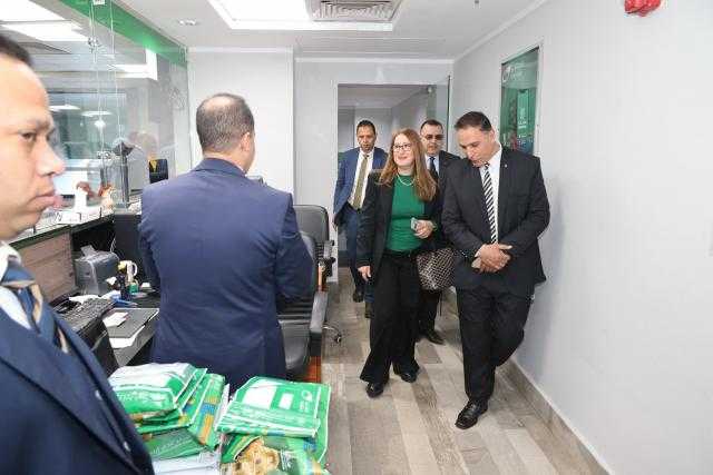 بالصور ”رئيس البريد” تتفقد.. مكاتب بريد ”القليوبية” لمتابعة حركة انتظام صرف العمل