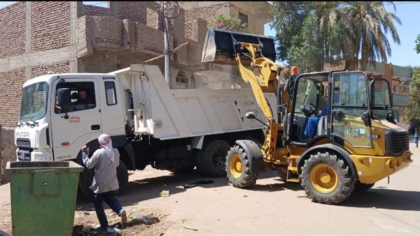 بالصور.. رفع 60 طنا من التراكمات والأتربة خلال حملة نظافة بالأقصر بالصور.. رفع 60 طنا من التراكمات والأتربة خلال حملة نظافة بالأقصر