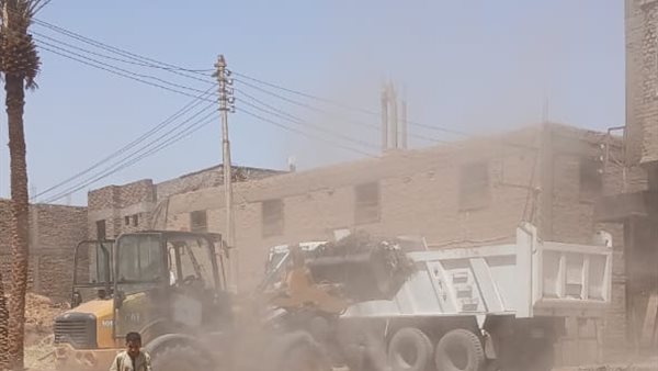 بالصور.. رفع تراكمات ترابية في حملة نظافة بالأقصر بالصور.. رفع تراكمات ترابية في حملة نظافة بالأقصر