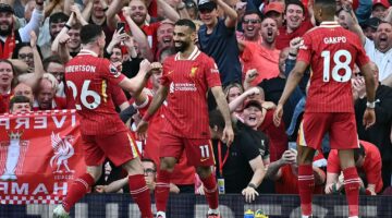 بالصور: صلاح يفاجئ جمهور ليفربول في ليلة التتويج بالبريميرليج