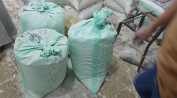 بالصور.. ضبط كميات دقيق مدعم قبل بيعها بالسوق السوداء في الأقصر
