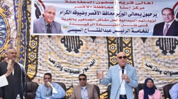بالصور.. محافظ الأقصر يعقد لقاء جماهيري مع أهالي إسنا لفحص مطالبهم