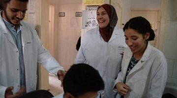 بالصور:طلاب "صيدلة المنيا" يطرقون الأبواب لنشر الوعي الصحي في القرى