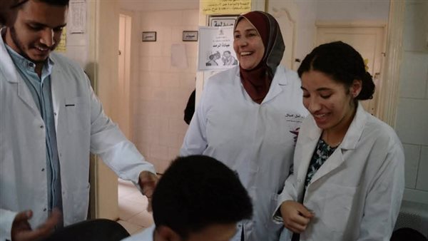 بالصور:طلاب "صيدلة المنيا" يطرقون الأبواب لنشر الوعي الصحي في القرى بالصور:طلاب "صيدلة المنيا" يطرقون الأبواب لنشر الوعي الصحي في القرى
