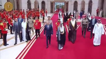 بالفيديو.. الرئيس السيسي يصل إلى قصر بيان والمدفعية تطلق 21 طلقة ترحيبا به