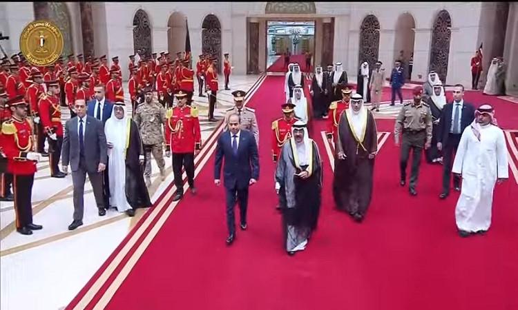 بالفيديو.. الرئيس السيسي يصل إلى قصر بيان والمدفعية تطلق 21 طلقة ترحيبا به بالفيديو.. الرئيس السيسي يصل إلى قصر بيان والمدفعية تطلق 21 طلقة ترحيبا به