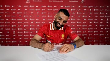 باهظة الثمن.. ديلي ميل توضح سعر ساعة محمد صلاح الفاخرة خلال توقيع عقده الجديد مع ليفربول
