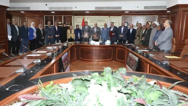 بتكلفة 118مليون جنيها.. محافظ بني سويف يوقع بروتوكول تعاون لتوصيل الصرف الصحي لقرية منهرو بتكلفة 118مليون جنيها.. محافظ بني سويف يوقع بروتوكول تعاون لتوصيل الصرف الصحي لقرية منهرو