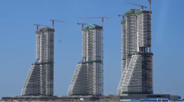 بحيرات وجزر صناعية.. الحكومة تكشف عن مشروعها أبراج الداون تاون