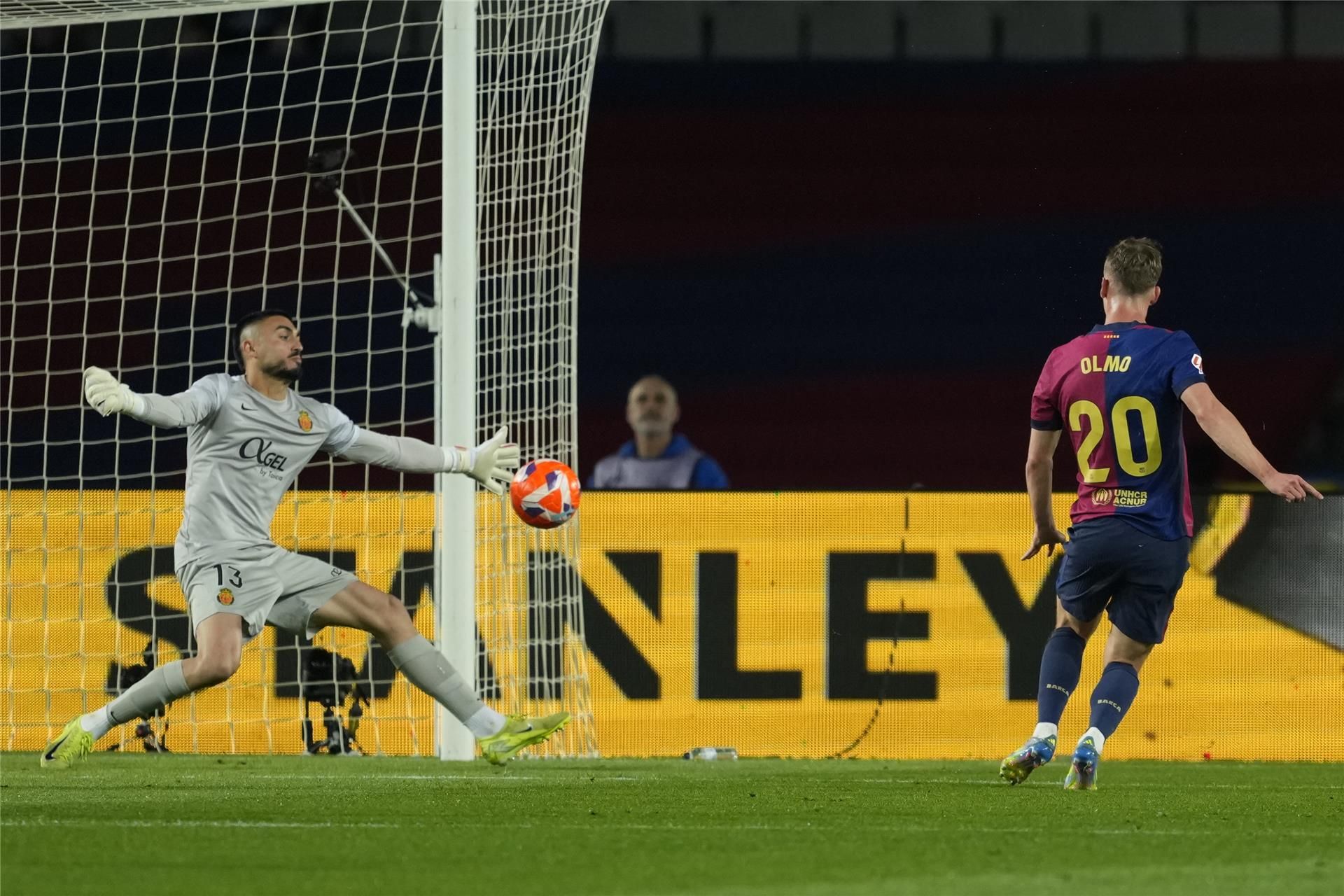 برشلونة يرافق توتنهام بإنجاز قياسي برشلونة يرافق توتنهام بإنجاز قياسي