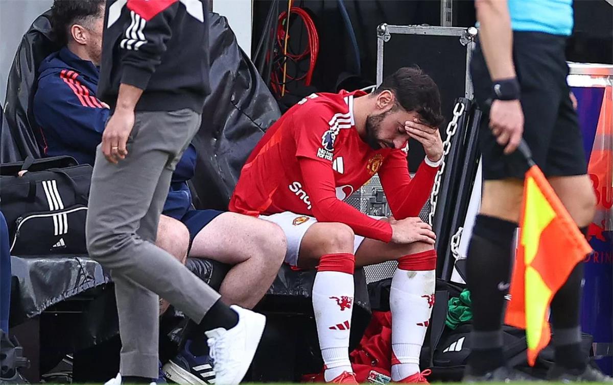 برونو فرنانديز: غاضب من زملائي… وعلينا رد الجميل لجماهير مانشستر يونايتد برونو فرنانديز: غاضب من زملائي… وعلينا رد الجميل لجماهير مانشستر يونايتد