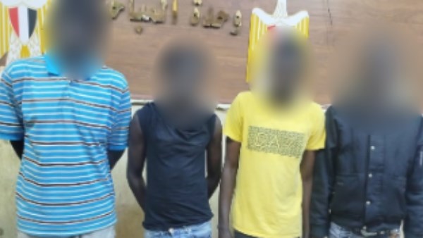 بسبب فتاة.. مشاجرة بين 4 أجانب بعين شمس بسبب فتاة.. مشاجرة بين 4 أجانب بعين شمس