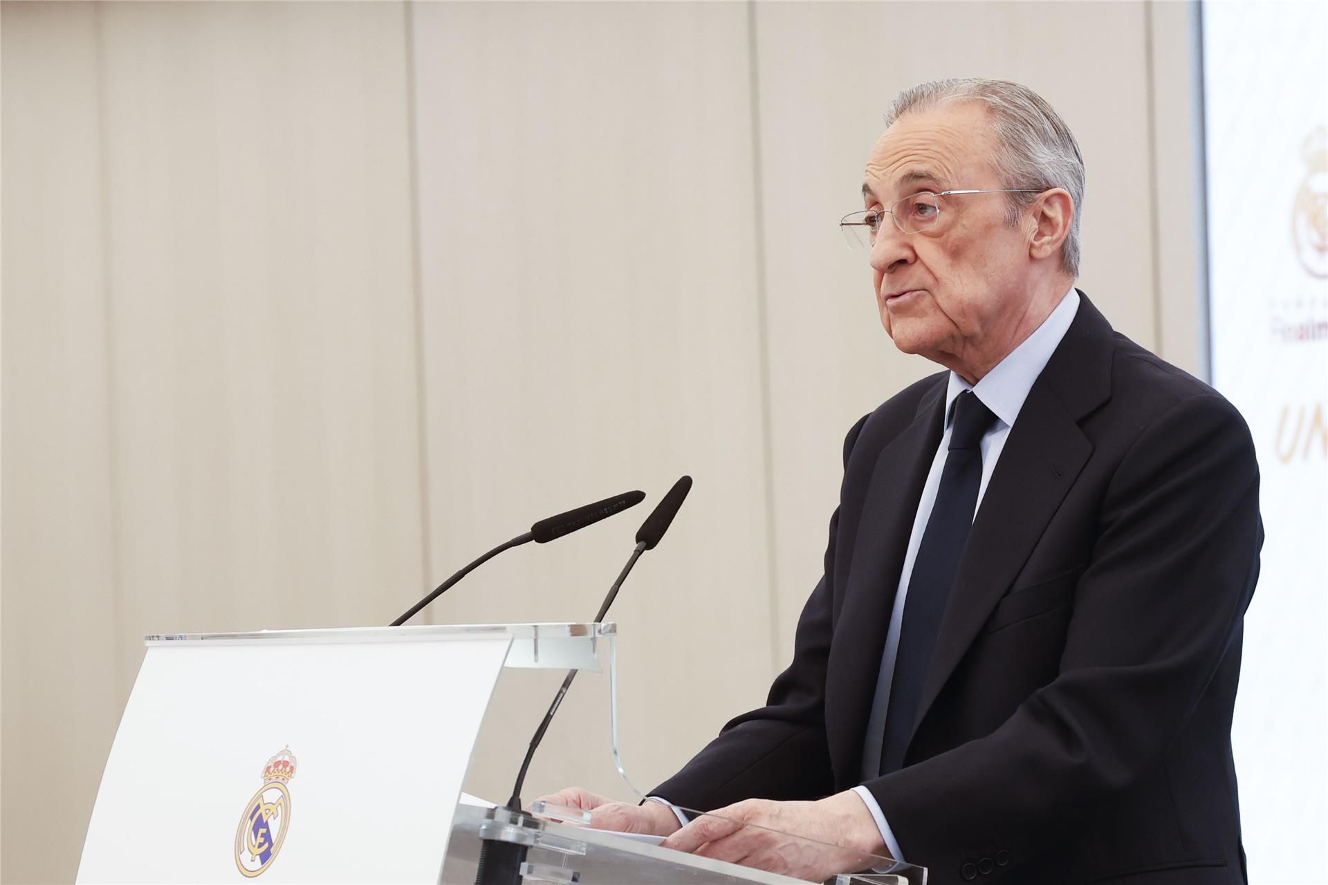 بسبب فليك.. بيريز يختار الكارت الخفي لخلافة أنشيلوتي بسبب فليك.. بيريز يختار الكارت الخفي لخلافة أنشيلوتي