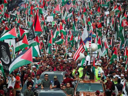 انتشار أمني لتأمين مظاهرة سلمية مؤيدة لفلسطين أمام السفارة الأمريكية في جاكرتا انتشار أمني لتأمين مظاهرة سلمية مؤيدة لفلسطين أمام السفارة الأمريكية في جاكرتا