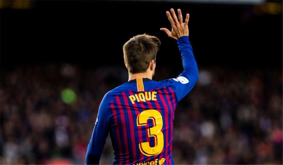 بيكيه يحتفل على طريقته ويسخر من ريال مدريد بعد خسارة كأس ملك إسبانيا بيكيه يحتفل على طريقته ويسخر من ريال مدريد بعد خسارة كأس ملك إسبانيا