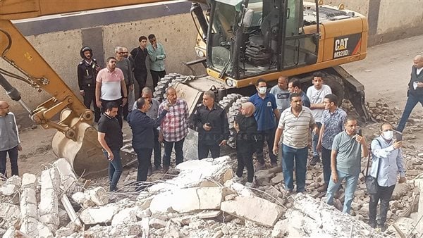 بينهم طفلتان.. انتشال 5 جثث من تحت أنقاض عقار أسيوط المنهار.. والأجهزة الأمنية تكثف البحث عن عالقين بينهم طفلتان.. انتشال 5 جثث من تحت أنقاض عقار أسيوط المنهار.. والأجهزة الأمنية تكثف البحث عن عالقين