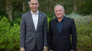 ملك الأردن يؤكد لوفد أمريكي دعم خطة إعادة إعمار غزة دون تهجير سكانها