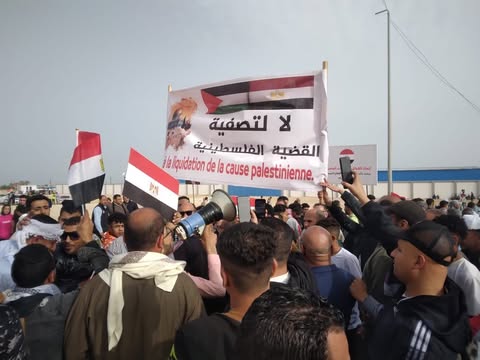 تجمعات رفض تهجير الفلسطينيين تبدأ مغادرة العريش تجمعات رفض تهجير الفلسطينيين تبدأ مغادرة العريش