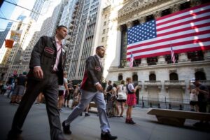 تحسن ثقة المستهلك الأمريكي وسط مخاوف من ارتفاع التضخم