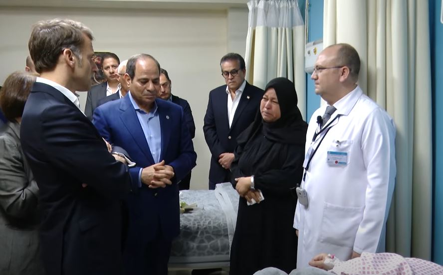 تحلم بالعودة للقطاع.. الرئيسان السيسي وماكرون يستمعان لشرح عن حالة سيدة مصابة من غزة