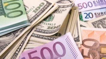 تراجع الدولار لأدنى مستوى في سنوات مقابل اليورو والفرنك السويسري
