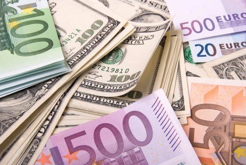 تراجع الدولار لأدنى مستوى في سنوات مقابل اليورو والفرنك السويسري تراجع الدولار لأدنى مستوى في سنوات مقابل اليورو والفرنك السويسري