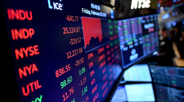 تراجع العقود الآجلة للأسهم الأمريكية في التداولات الآسيوية مع بدء تطبيق الرسوم الصينية