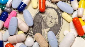 ترامب يعود لتهديد شركات الأدوية.. خطة لربط الأسعار بالمعدلات الدولية تُثير ذعر القطاع