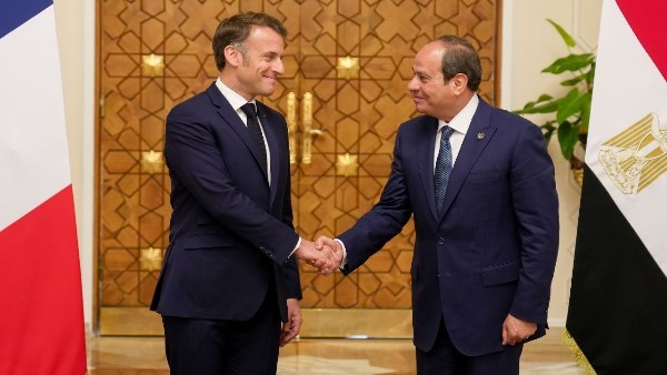 ترفيع العلاقات بين القاهرة وباريس .. مكاسب اقتصادية مرتقبة بعد زيارة ماكرون لمصر | تفاصيل ترفيع العلاقات بين القاهرة وباريس .. مكاسب اقتصادية مرتقبة بعد زيارة ماكرون لمصر | تفاصيل