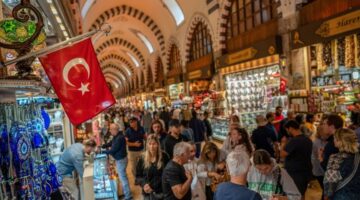 تركيا تفاجئ الأسواق برفع الفائدة 350 نقطة أساس لاحتواء اضطرابات الليرة