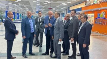 تزامنًا مع انطلاق الموسم السياحي الصيفي.. رئيس الشركة المصرية للمطارات يجري زيارة مفاجئة لمطار الغردقة