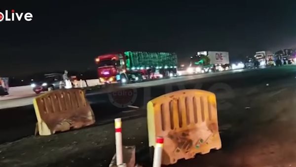 تسببت في شلل مروري.. انقلاب مقطورة محملة بالبنجر على الطريق الإقليمي| بث مباشر