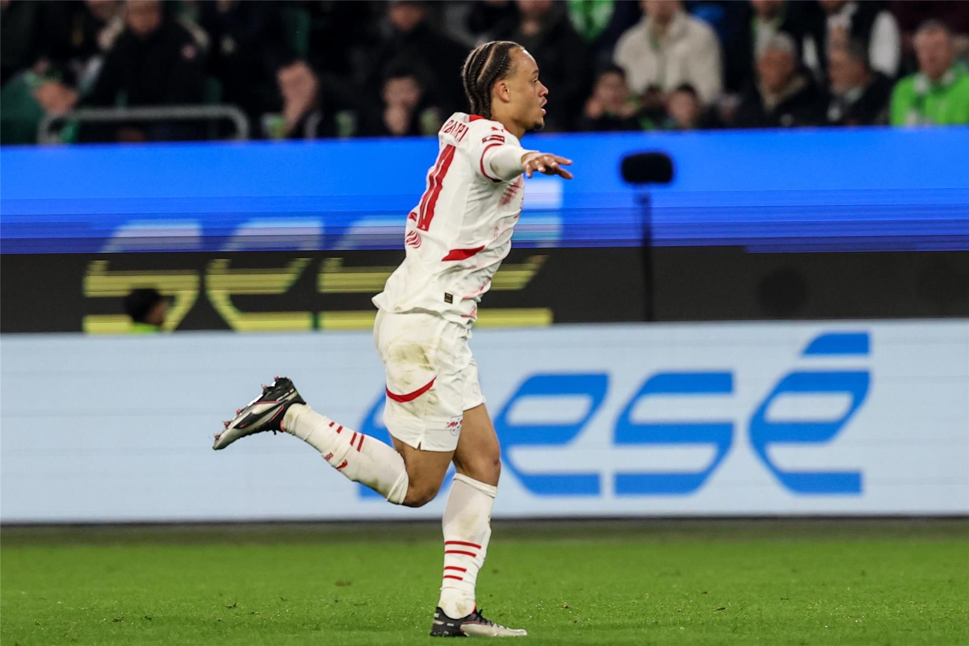 تشافي سيمونز: برشلونة يعرف أحلامي تشافي سيمونز: برشلونة يعرف أحلامي