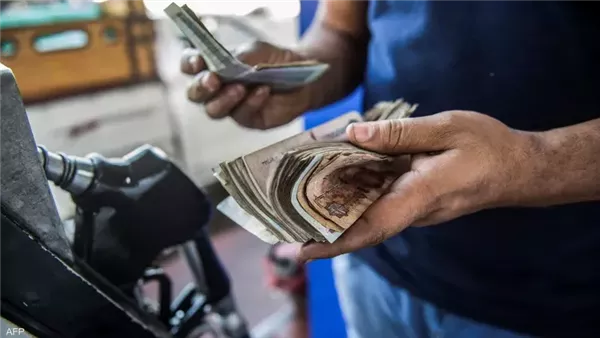 تصل إلى جنيهين في اللتر.. الحكومة تقرر زيادة أسعار البنزين والسولار