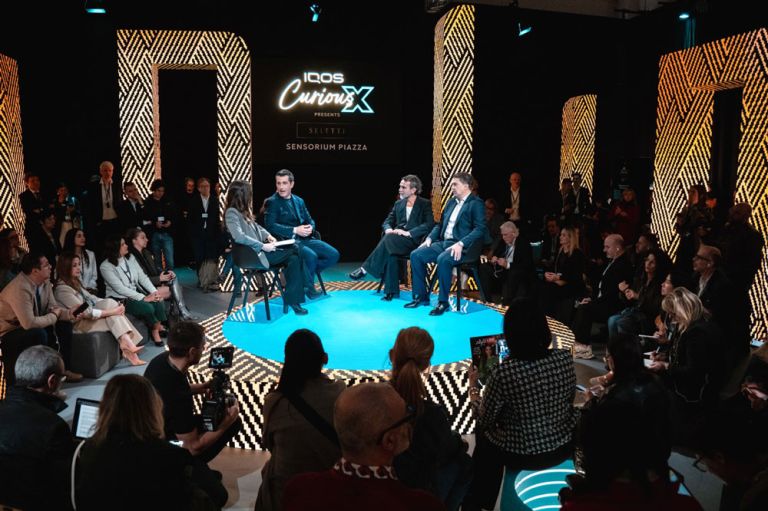 تعاون بين “IQOS” و”SELETTI” لعرض “Curious X Sensorium Piazza” بأسبوع ميلانو للتصميم تعاون بين “IQOS” و”SELETTI” لعرض “Curious X Sensorium Piazza” بأسبوع ميلانو للتصميم
