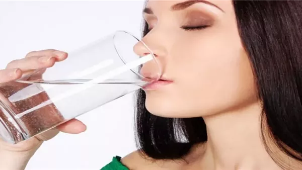 تعرف على أهمية شرب الماء لصحة الجلد والشعر