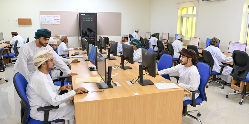 تعزيز جهود تطوير سوق العمل ومنظومة الرعاية العمالية بمحافظة ظفار