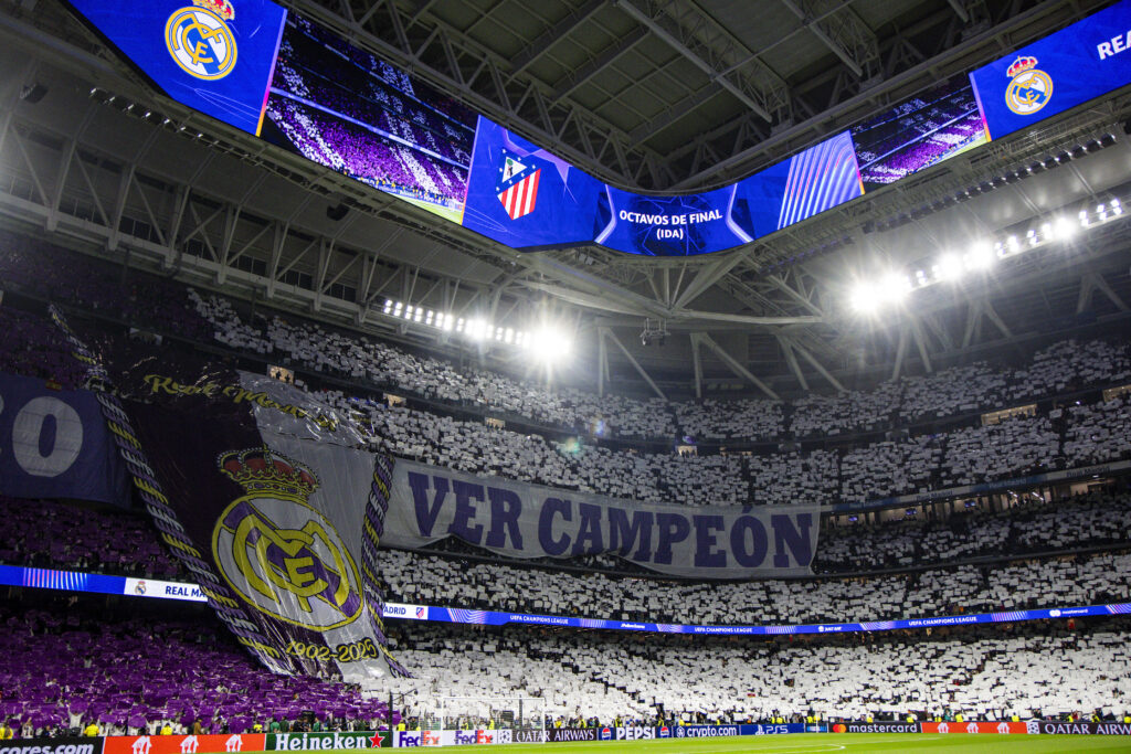 مشهد ساخر – جماهير ريال مدريد تشكر إنتر ميلان بعد إقصاء برشلونة (فيديو) مشهد ساخر – جماهير ريال مدريد تشكر إنتر ميلان بعد إقصاء برشلونة (فيديو)