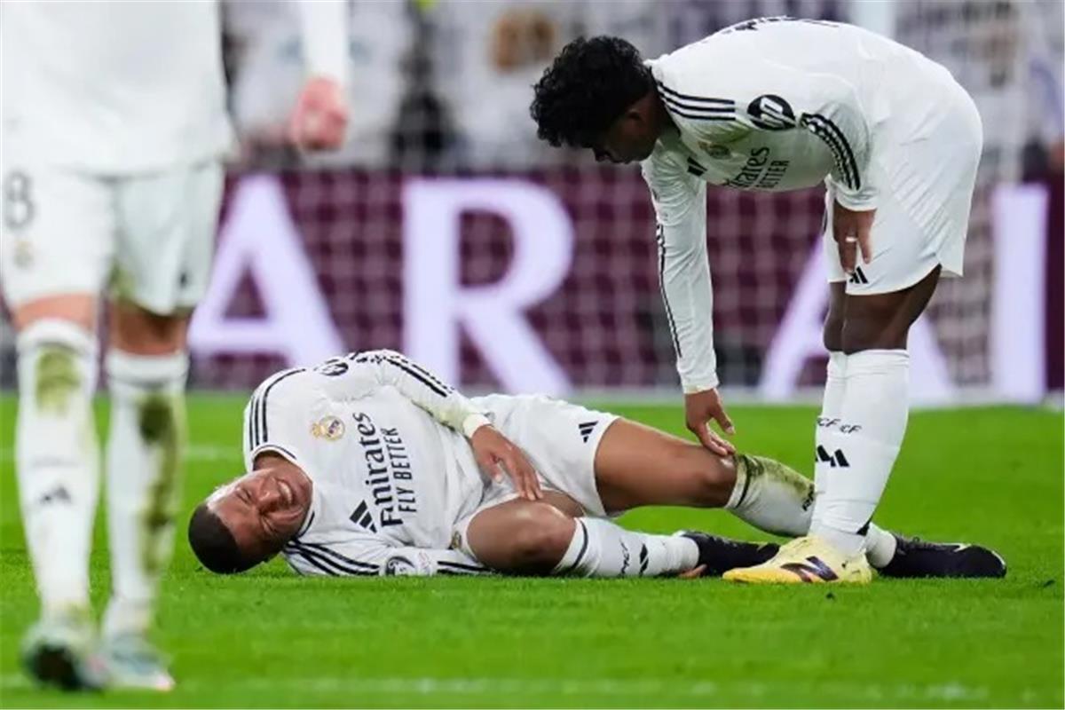 تقارير توضح تشخيص إصابة مبابي وموقفه من مباراة ريال مدريد وبرشلونة تقارير توضح تشخيص إصابة مبابي وموقفه من مباراة ريال مدريد وبرشلونة