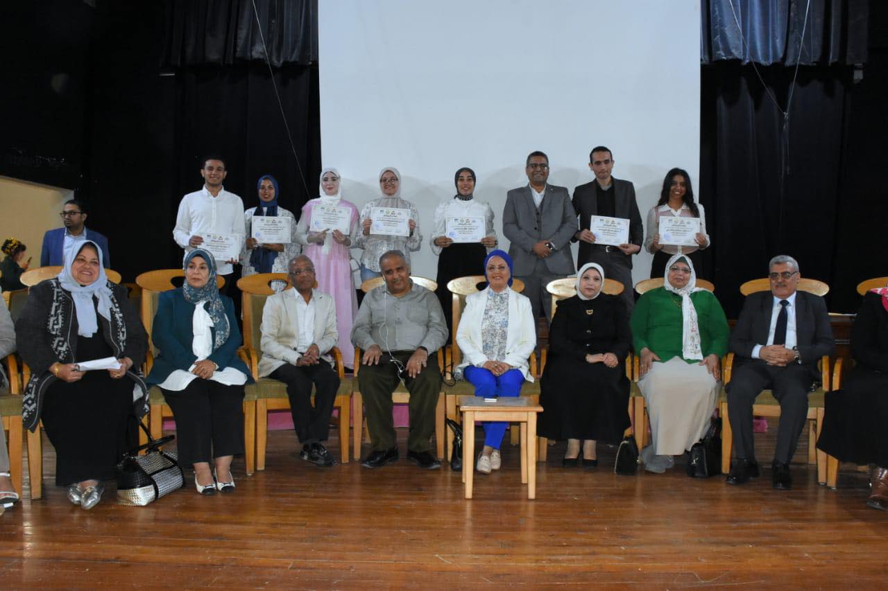 تكريم أعضاء هيئة التدريس ومعاونيهم والعاملين الفائزين في مسابقة التميز بكلية التربية جامعة عين شمس