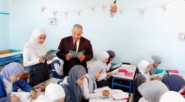 تكريم معلمة  ومديرة مدرسة الدكتور سليمان عثمان بالفيوم لإنضباط العملية التعليمية