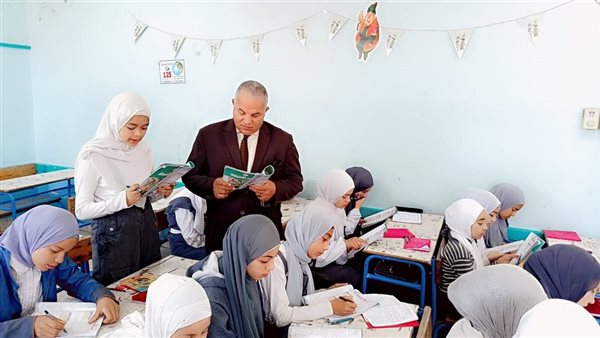 تكريم معلمة ومديرة مدرسة الدكتور سليمان عثمان بالفيوم لإنضباط العملية التعليمية تكريم معلمة ومديرة مدرسة الدكتور سليمان عثمان بالفيوم لإنضباط العملية التعليمية
