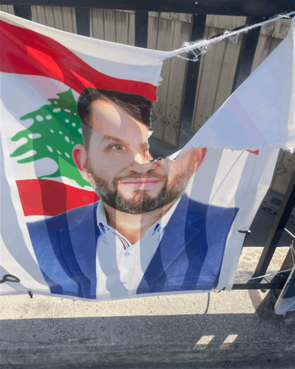 تمزيق صور مرشح.. والمشتبه به حفيد المنافس(صور) تمزيق صور مرشح.. والمشتبه به حفيد المنافس(صور)
