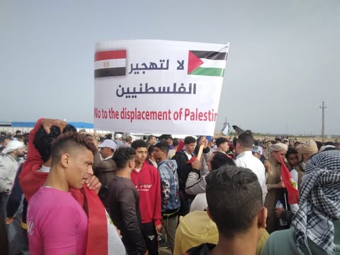 توافد حشود كبيرة من المصريين أمام مطار العريش لرفض تهجير الفلسطينيين توافد حشود كبيرة من المصريين أمام مطار العريش لرفض تهجير الفلسطينيين